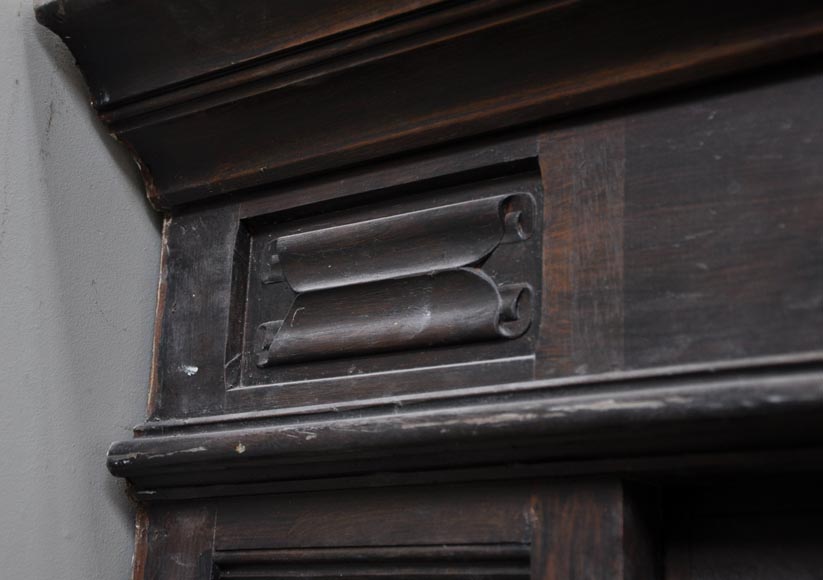 Старинный деревянный камин в неоготическом стиле, украшенный в декоративной манере «трубадур». Старинный деревянный камин в неоготическом стиле, украшенный в декоративной манере «трубадур».-6